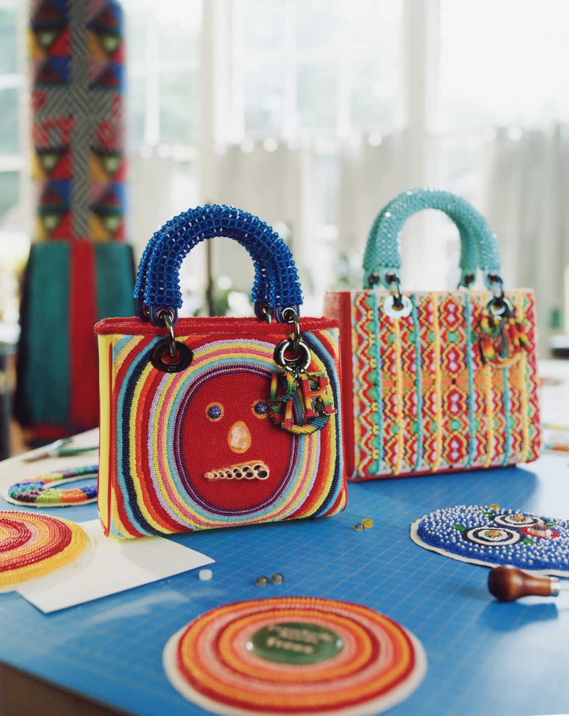 Οι τσάντες που έφτιαξε ο Jeffrey Gibson