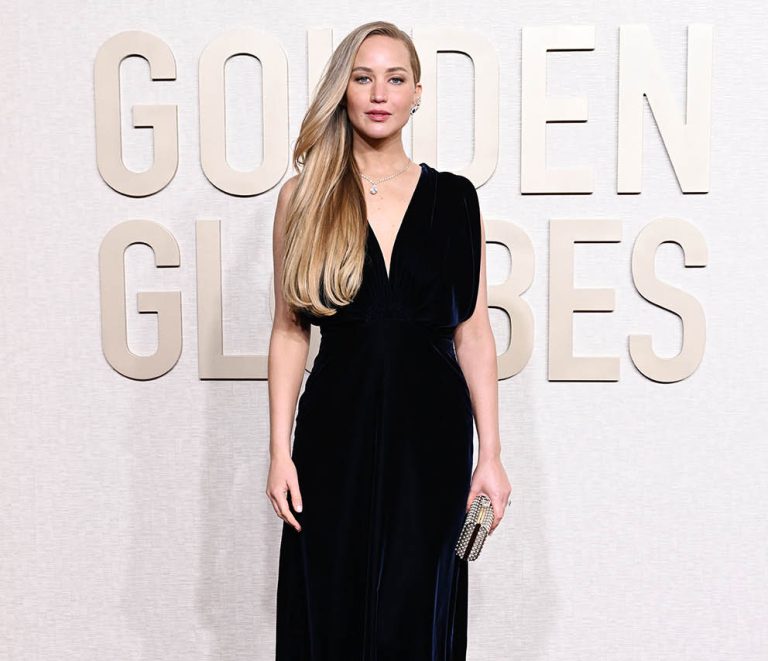 H Jennifer Lawrence φορώντας ένα Dior Haute Couture μακρύ (navy blue velvet) μπλε βελούδινο φόρεμα στα Golden Globe Awards