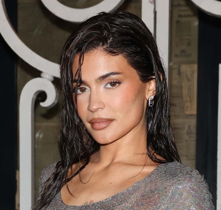 Η Kylie Jenner παρευρέθηκε στο show Haute Couture SS24 του Οίκου Margiela στα πλαίσια της Εβδομάδας Μόδας Παρισιού στις 25 Ιανουαρίου. Photo by Pierre