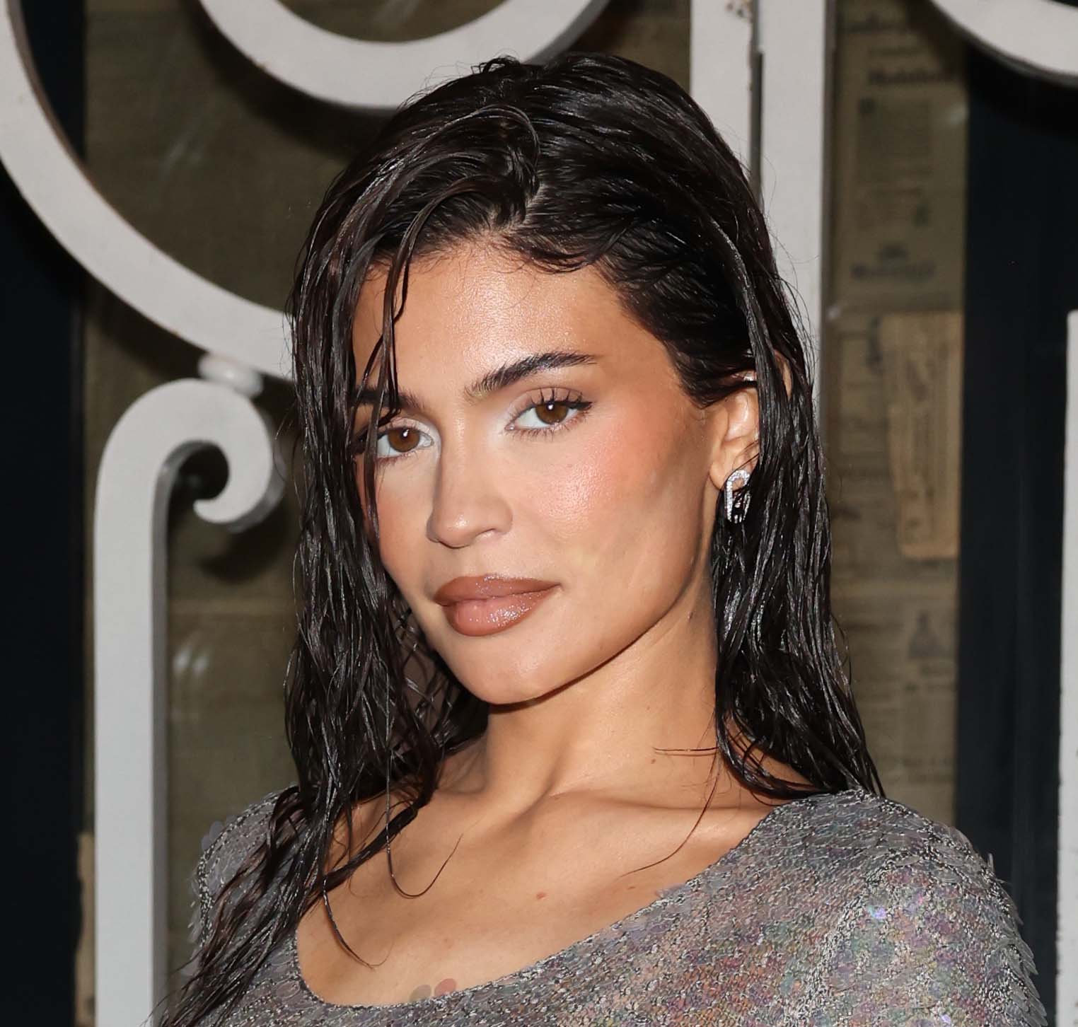 Η Kylie Jenner παρευρέθηκε στο show Haute Couture SS24 του Οίκου Margiela στα πλαίσια της Εβδομάδας Μόδας Παρισιού στις 25 Ιανουαρίου. Photo by Pierre