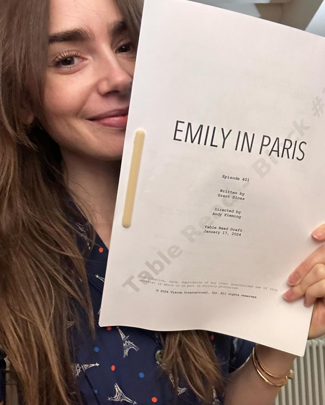 Η Lily Collins με το σενάριο της 4ης σεζόν της σειράς "Emily in Paris"