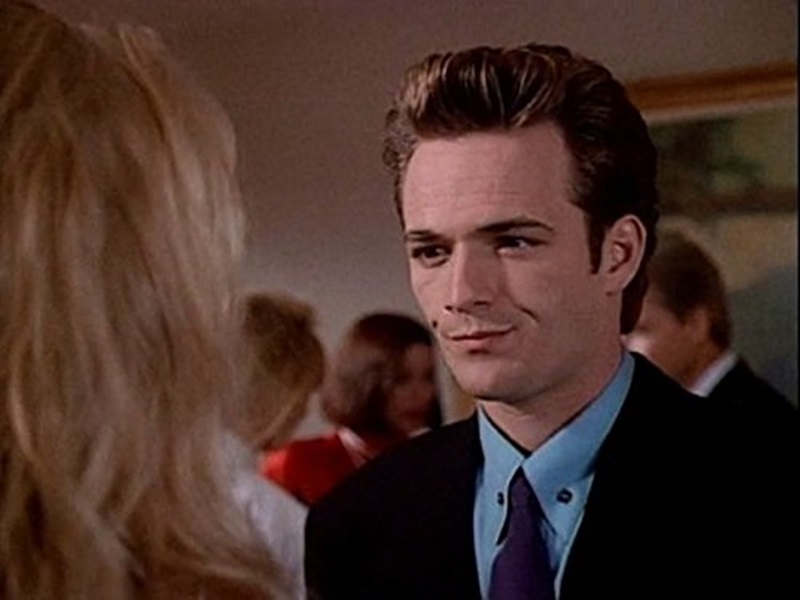 O Luke Perry σε σκηνή από τα "Χτυποκάρδια στο Μπέβερλι Χιλς"