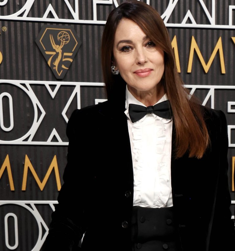 H Monica Bellucci στα 75α Βραβεία Emmy στις 15 Ιανουαρίου 2024 στο Λος Άντζελες.