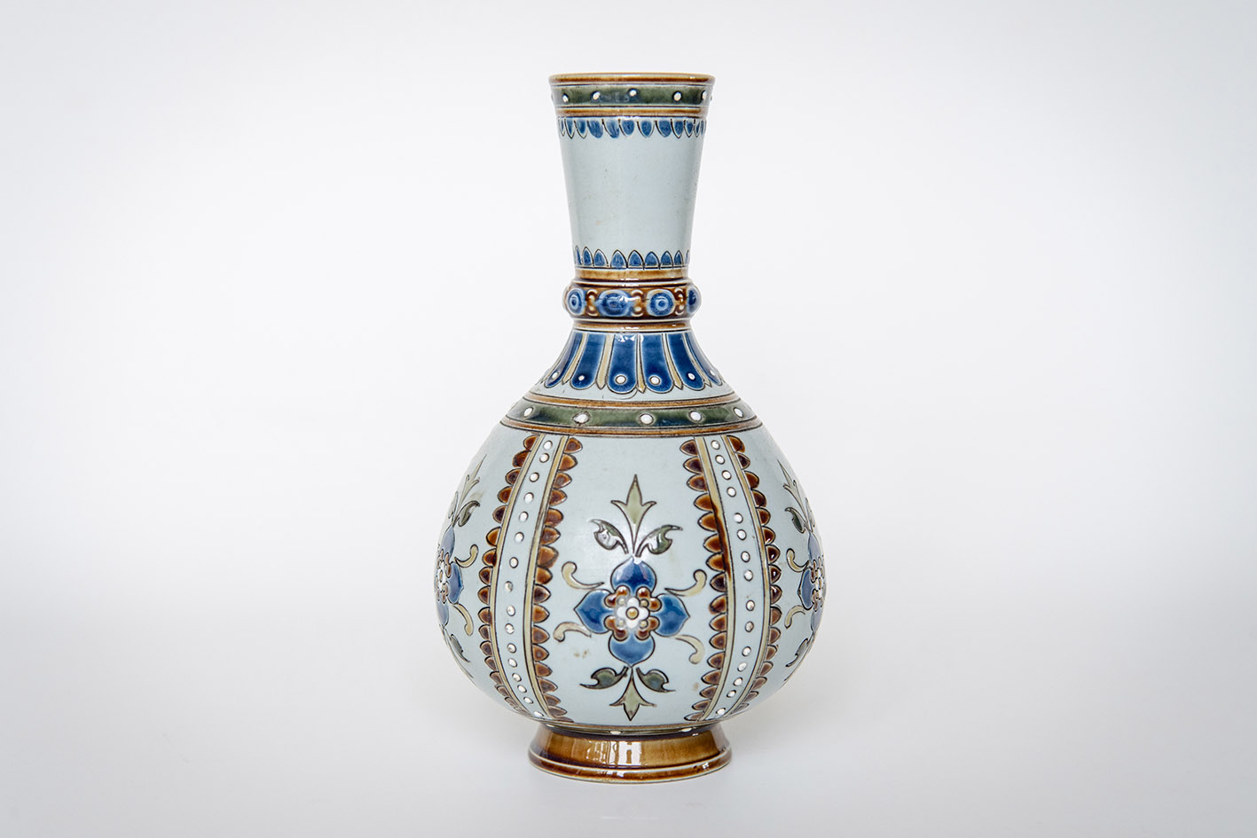 Ένα πανέμορφο βάζο αντίκα από τη γνωστή εταιρεία της Γερμανίας Villeroy & Boch, που κατασκευάστηκε το πρώτο μισό του 20ου αι.