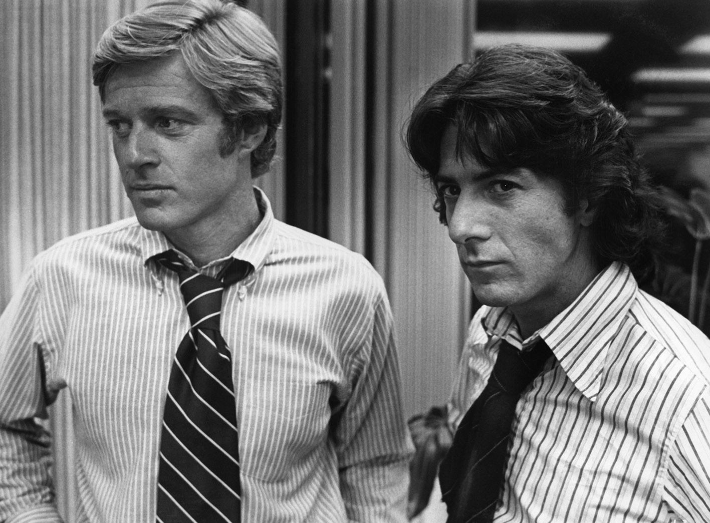 Oι ηθοποιοί Robert Redford και Dustin Hoffman υποδύονται τους δύο δημοσιογράφους της εφημερίδας Washington Post, Bob Woodward και Carl Bernstein στην ταινία του 1976 "Όλοι οι άνθρωποι του προέδρου" 'All the President's Men', αναφερόμενη στο Watergate.