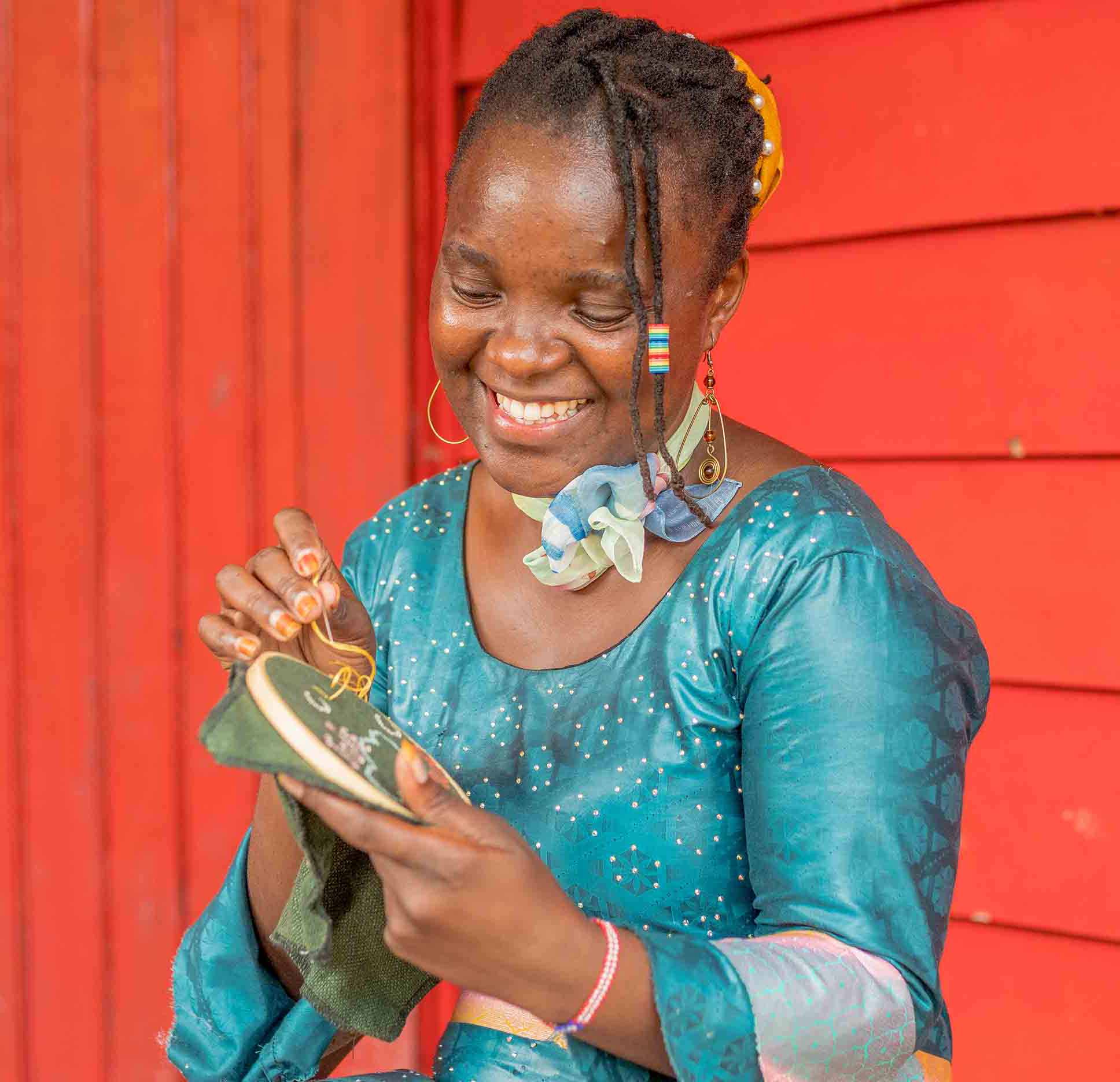 Γυναίκα χαμογελαστή κεντά