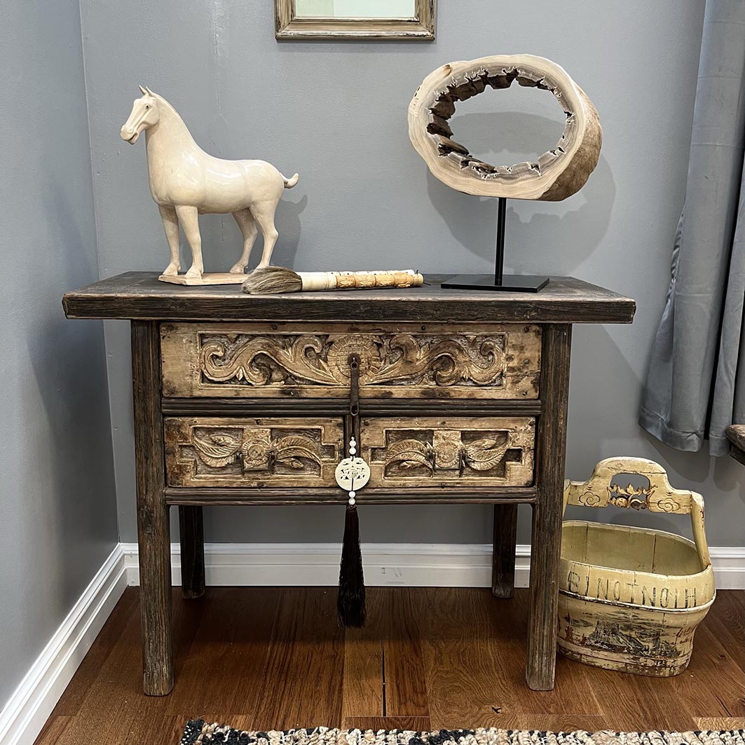 Έπιπλο αντίκα με συρτάρια του 1880.