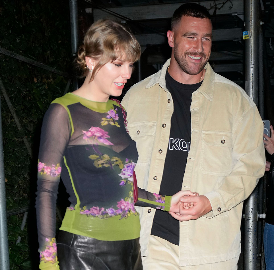 H Taylor Swift και ο Travis Kelce τον Οκτώβριο του 2023 βγαίνοντας από εστιατόριο στη Νέα Υόρκη