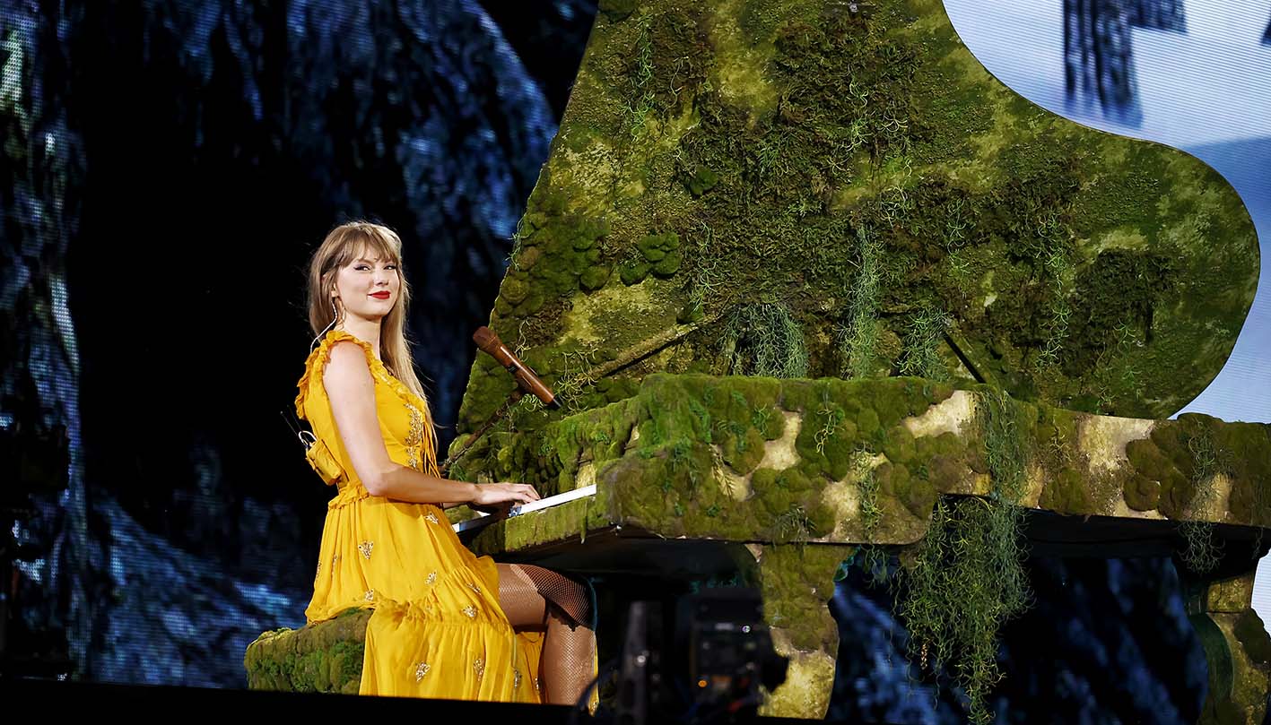 Η Taylor Swift πάνω στη σκηνή κατά τη διάρκεια του "The Eras Tour" στο στάδιο SoFi στην Καλιφόρνια, τον Αύγουστο 2023.