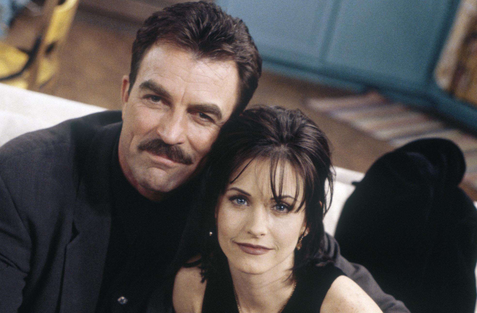 O Tom Selleck στον ρόλο του γιατρού Richard Burke και η Courteney Cox, Monica Geller μετά από τα γυρίσματα την δεύτερη περίοδο της σειράς "Τα Φιλαράκια-Friends".
