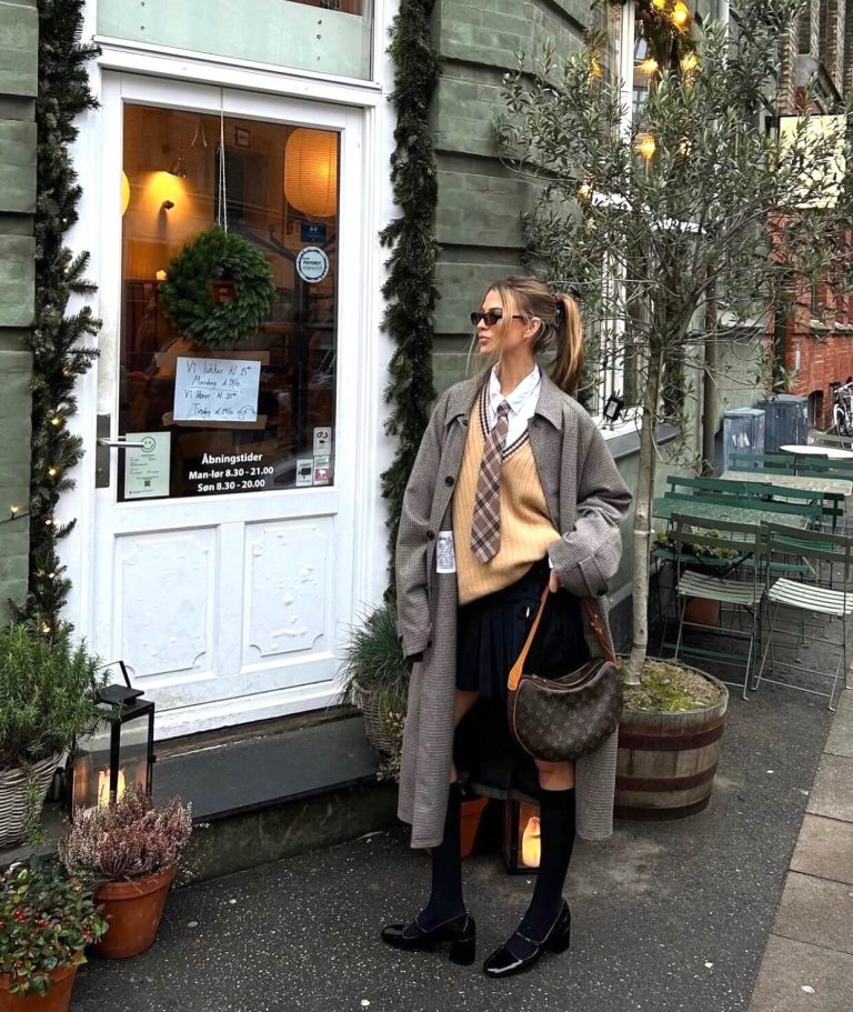 Χειμωνιάτικο college look με γραβάτα