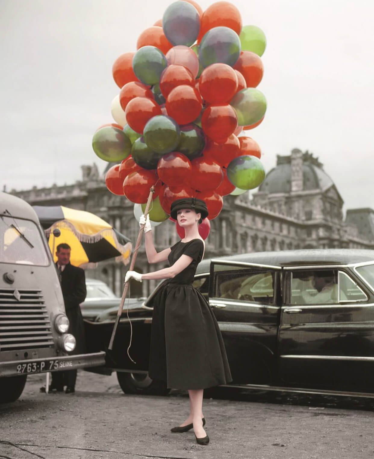 Η Audrey Hepburn με μπαλόνια στο χέρι σε γυρίσματα ταινίας