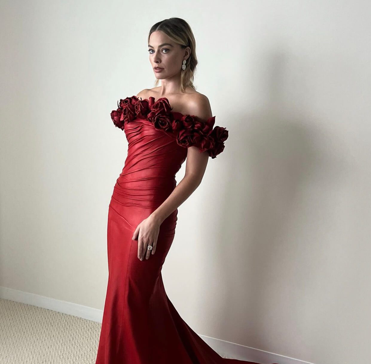 H Margot Robbie με κόκκινο Balmain