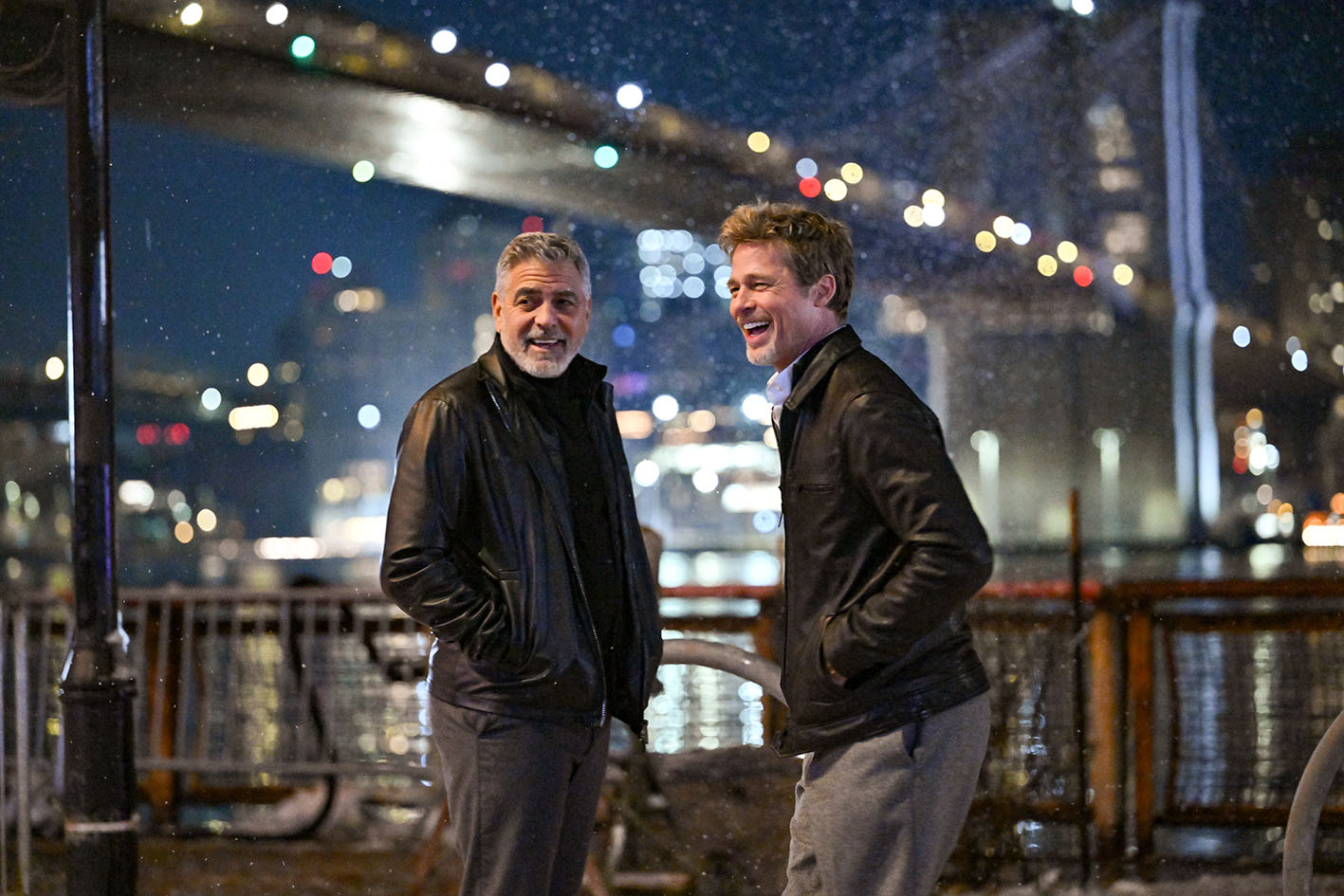 O George Clooney και o Brad Pitt σε σκηνή της ταινίας Wolves στις 14 Φεβρουαρίου 2023 στη Νέα Υόρκη.