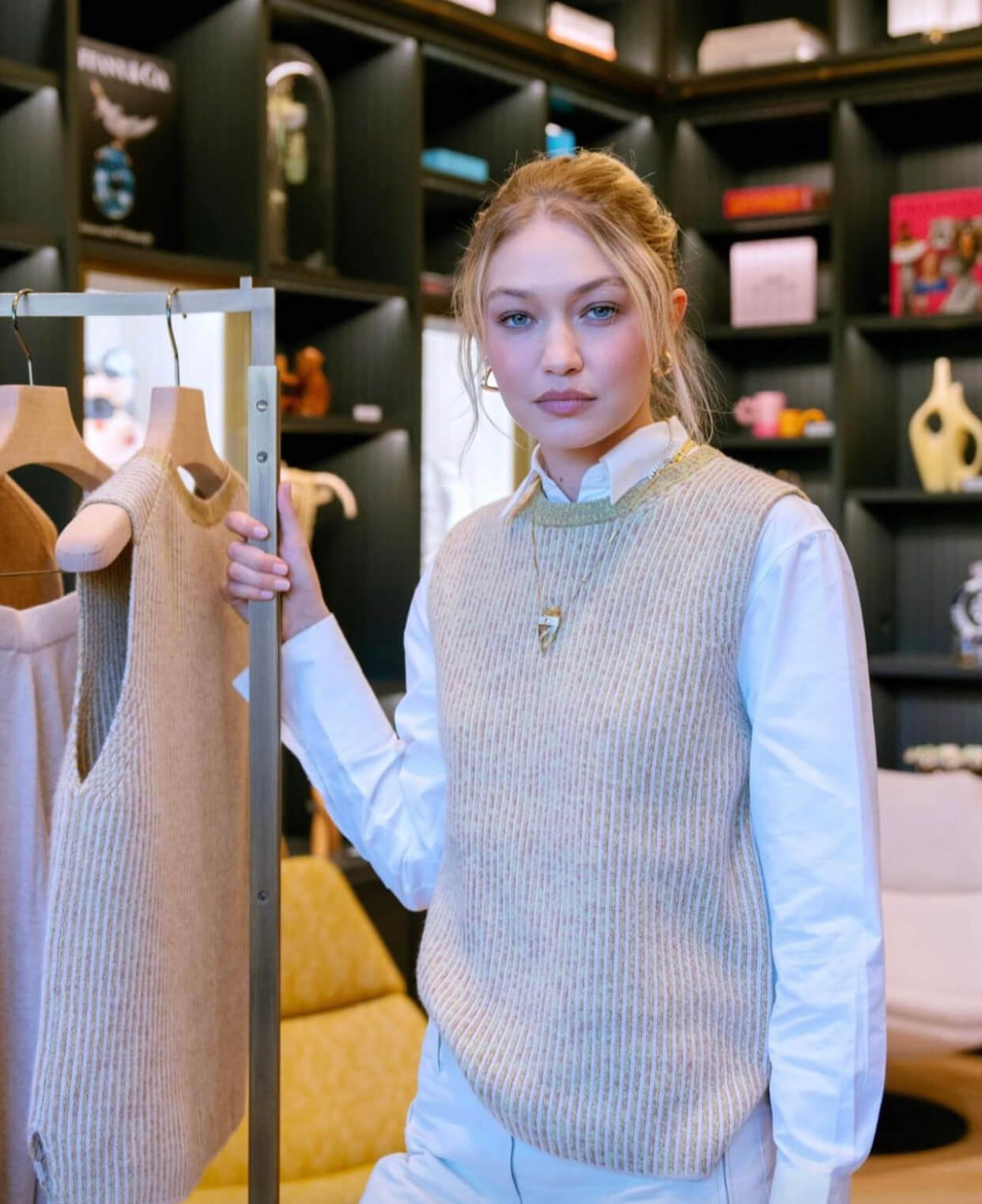 Η Gigi Hadid με πουκάμισο και αμάνικο γιλέκο