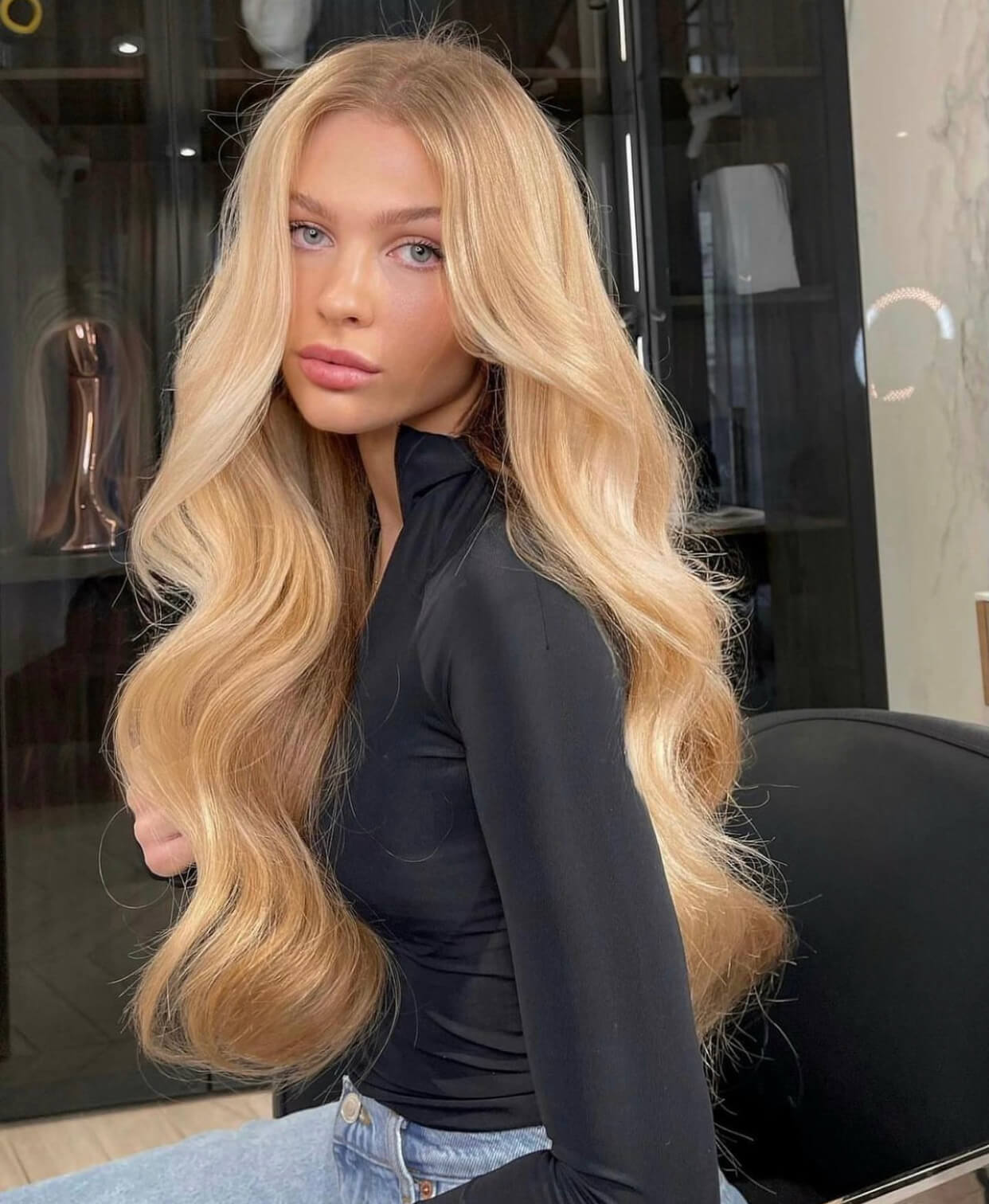 Μακριά ξανθά μαλλιά με μπούκλες