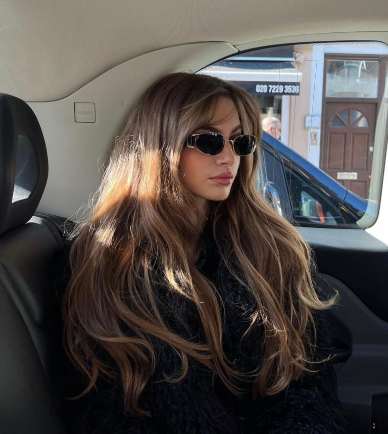 Μακριά καστανόξανθα μαλλιά