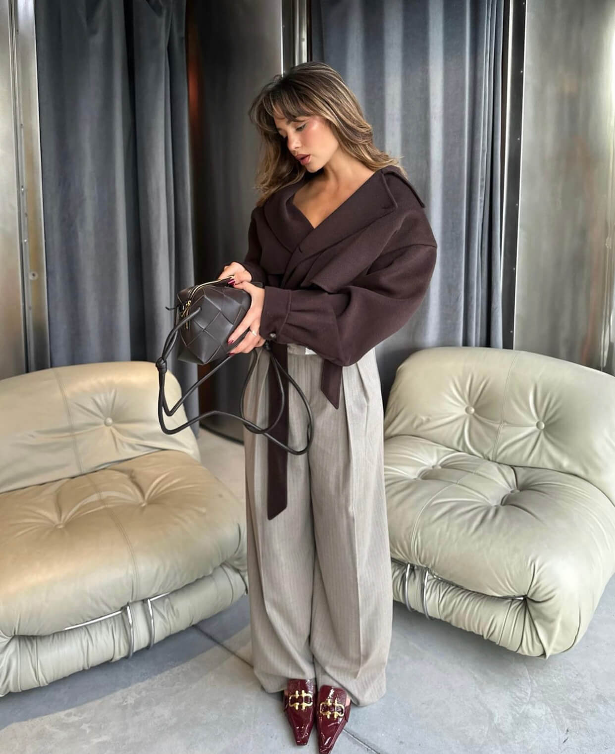 Casual chic look με ψηλόμεσο παντελόνι