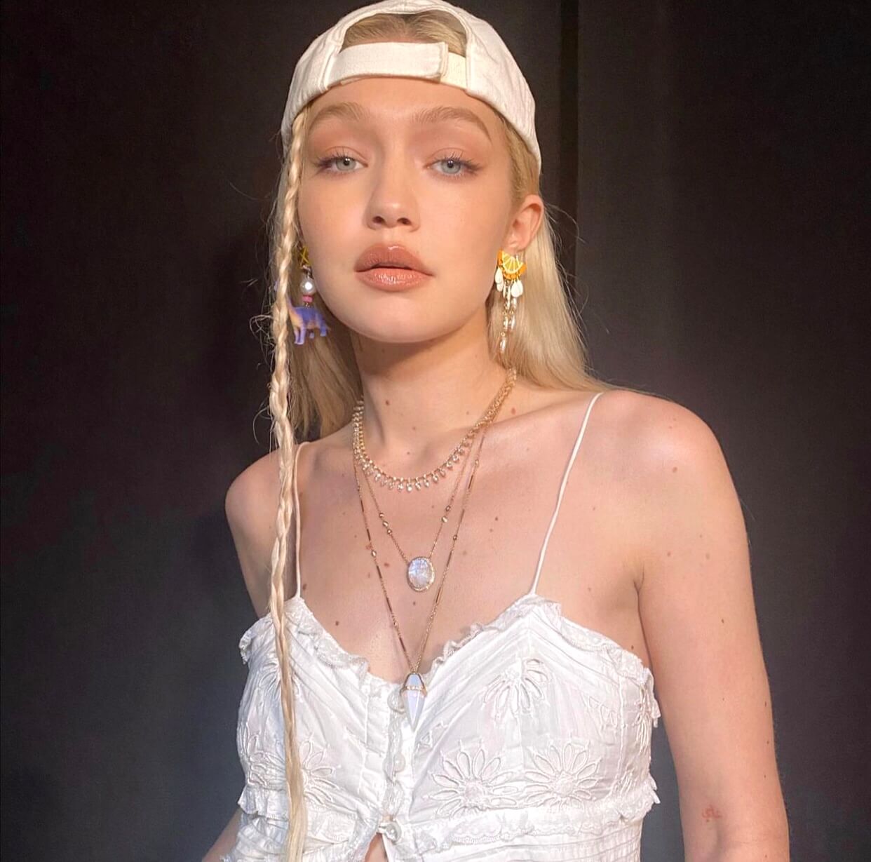 Η Gigi Hadid με ανάποδο καπέλο και λευκό τοπ