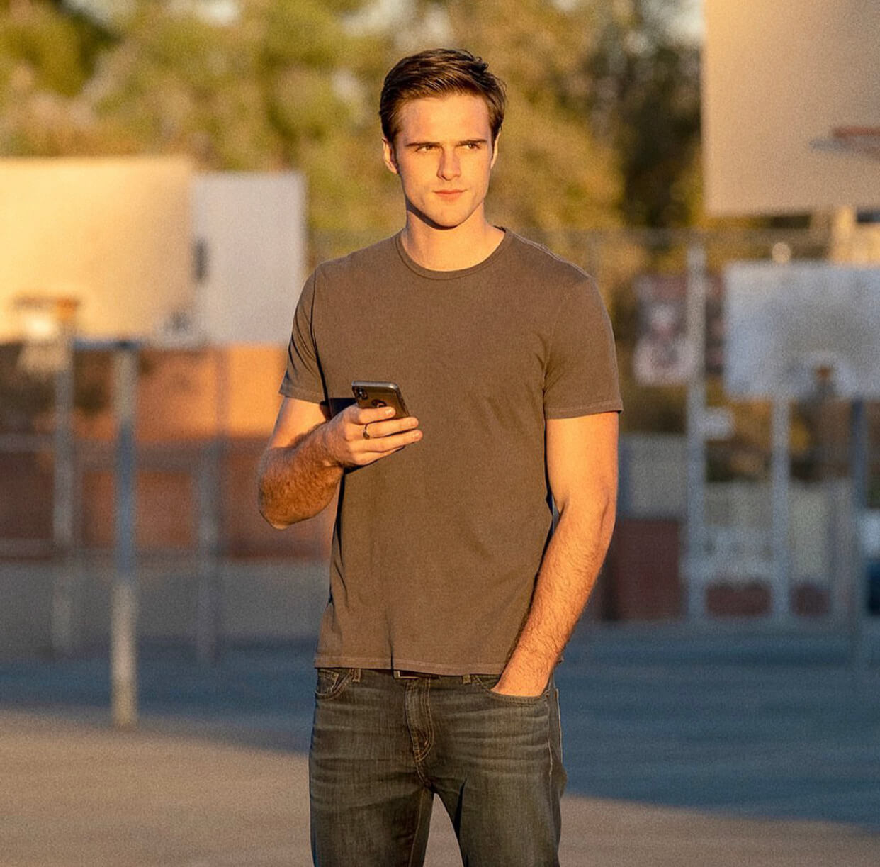 Ο Jacob Elordi με κοντομάνικο t-shirt και τζιν παντελόνι