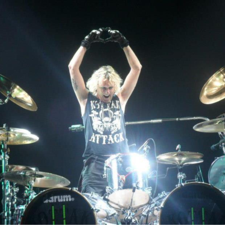 Πέθσνε ο James Kottak των Scorpions