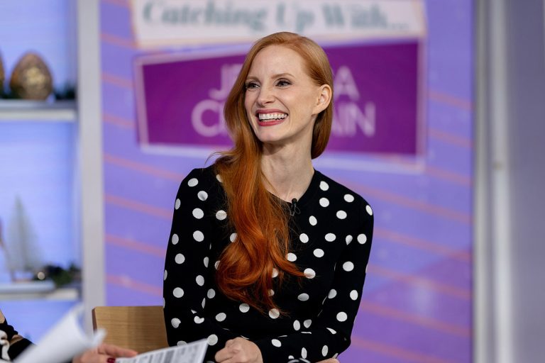 H Jessica Chastain με πουα μπλούζα