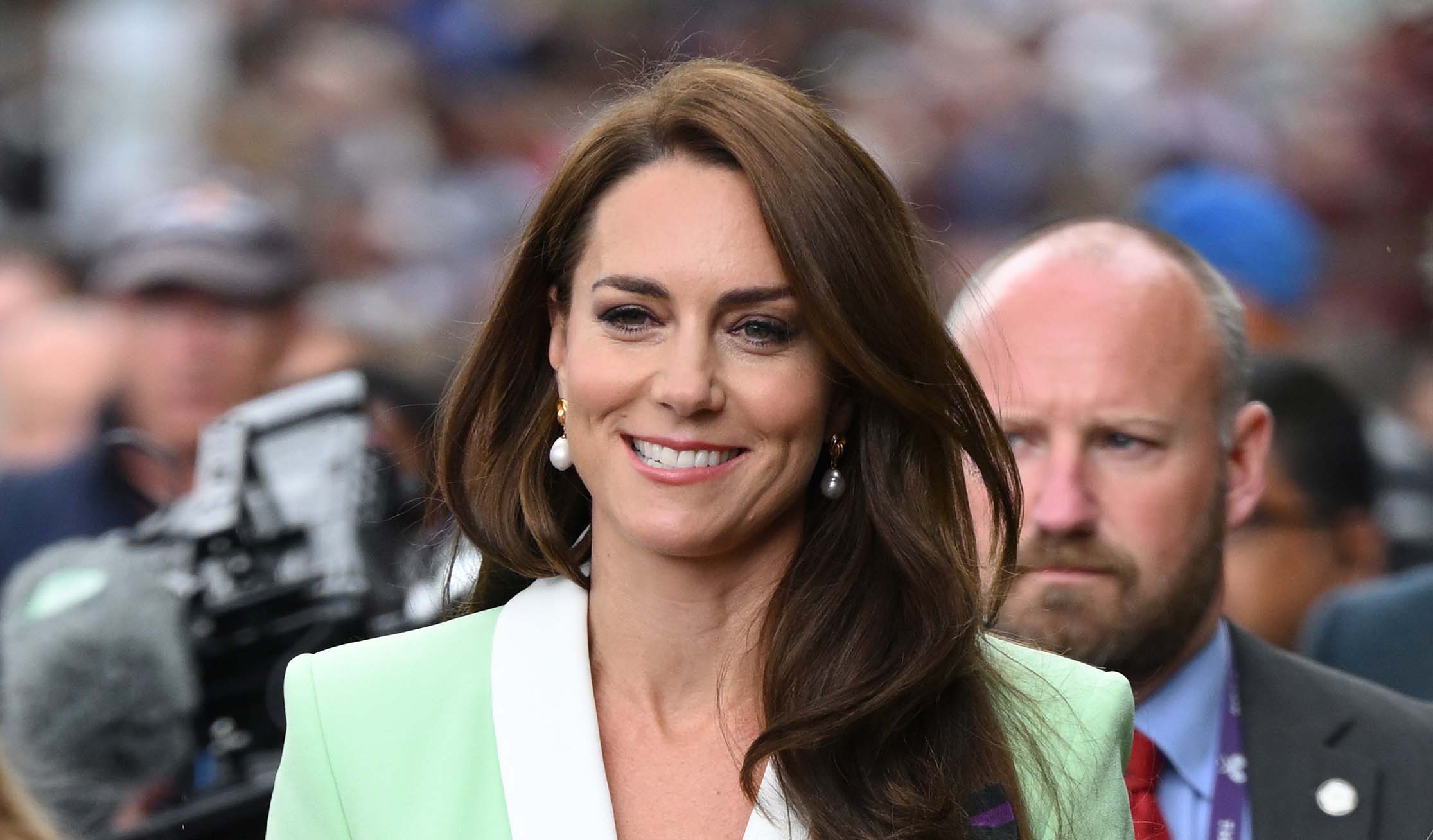 H Kate Middleton με πράσινο και άσπρο σακάκι περπατά στους δρόμους του Λονδίνου