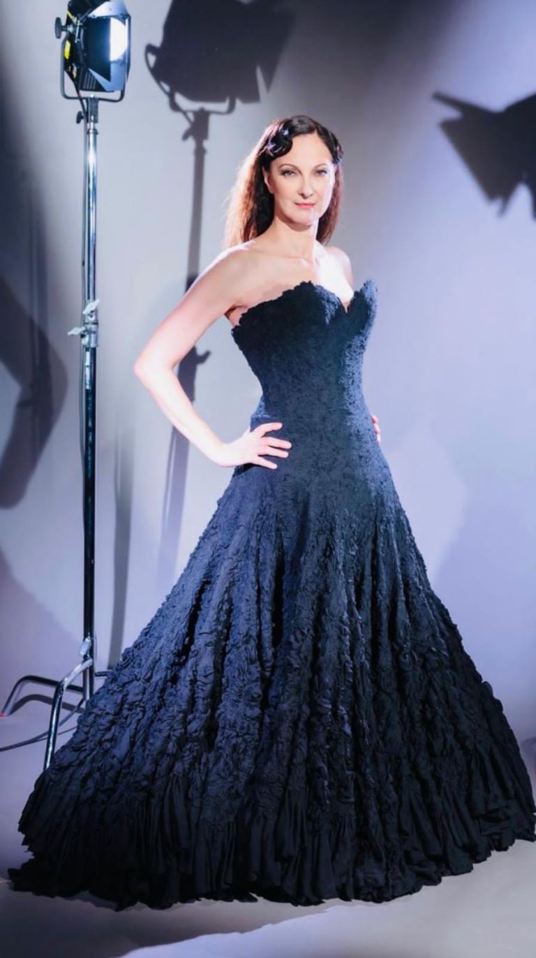 H ευρωβουλευτής Έλενα Κουντουρά με δημιουργία του Franck Sorbier στο show του haute couturier.