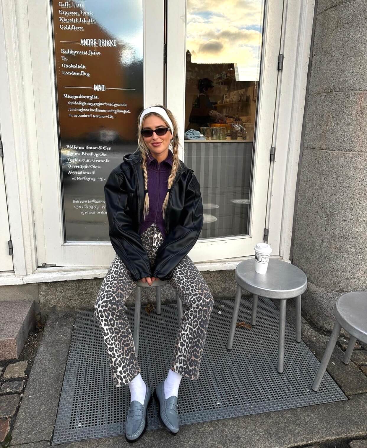 Καθημερινό σύνολο με λεοπάρ παντελόνι και μοκασίνια