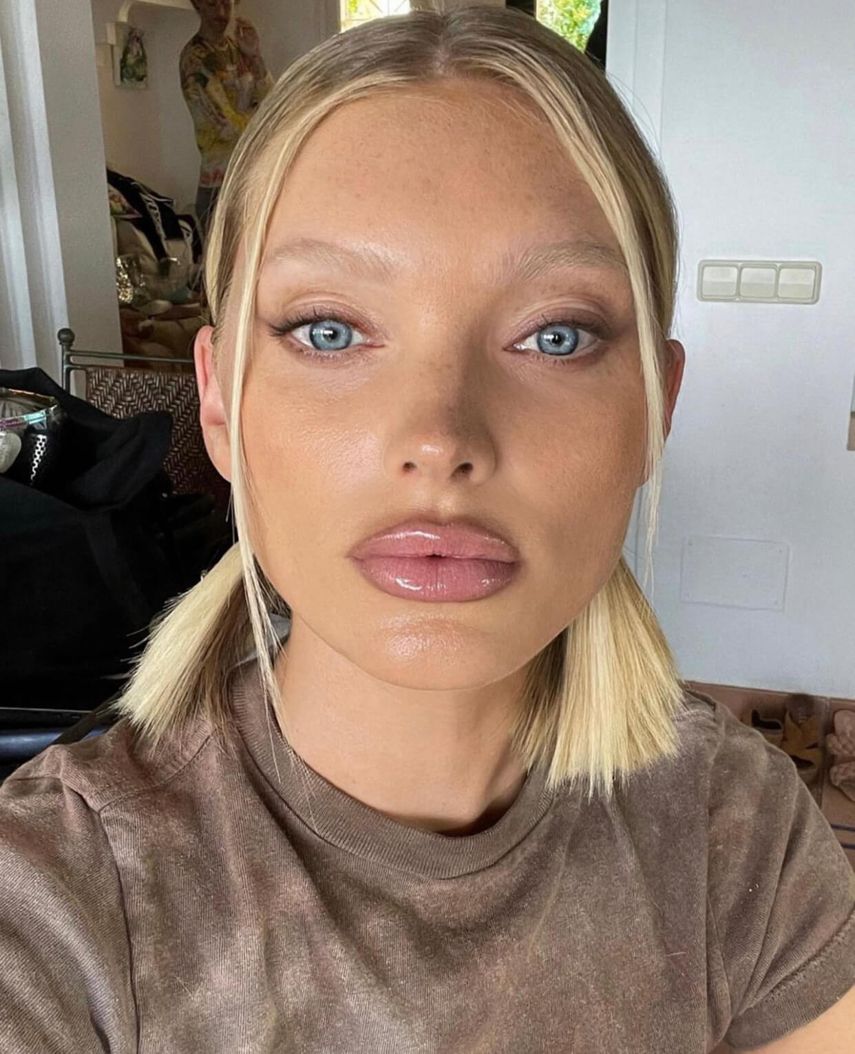 Nude μακιγιάζ με glossy χείλη