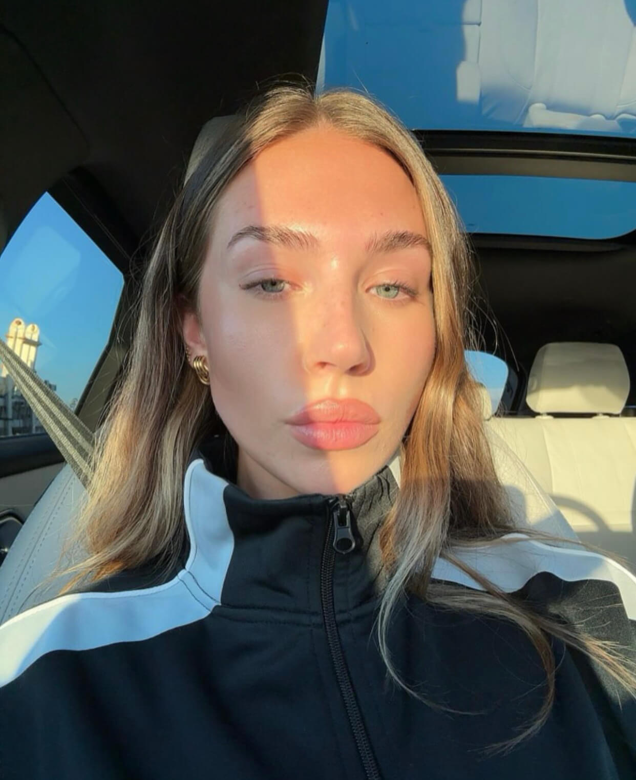 Καθαρή επιδερμίδα με σαρκώδη χείλη