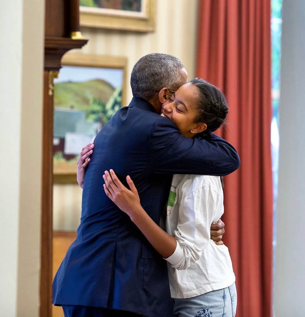 Η Malia Obama αγκαλιά με τον μπαμπά της Barack