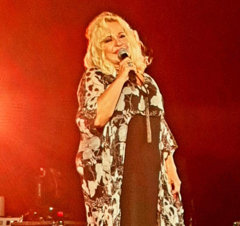 Η Μπέσσυ Αργυράκη στη σκηνή τραγουδάει