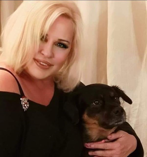 Η Μπέσσυ Αργυράκη αγκαλιά με το σκυλάκι της που πέθανε