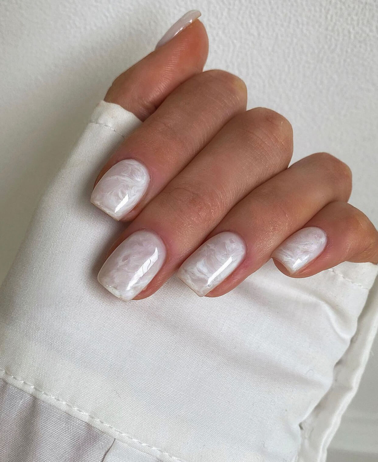 Νύχια σε λευκό μάρμαρο