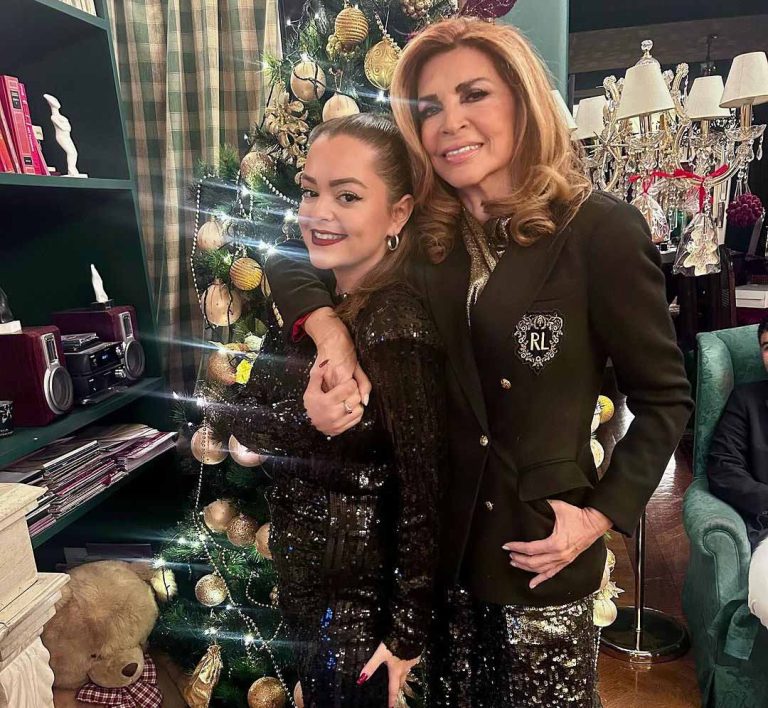 Η Μιμή Ντενίση και η κόρη της Μαριτίνα μπροστά στο χριστουγεννιάτικο δέντρο το 2023