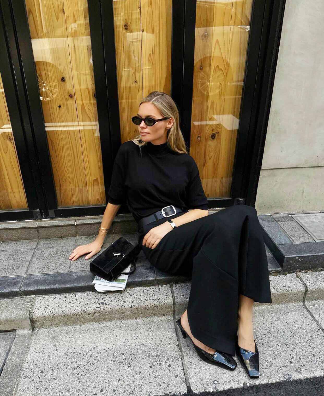 Total black σύνολο με μάξι φούστα και 90S ύφος