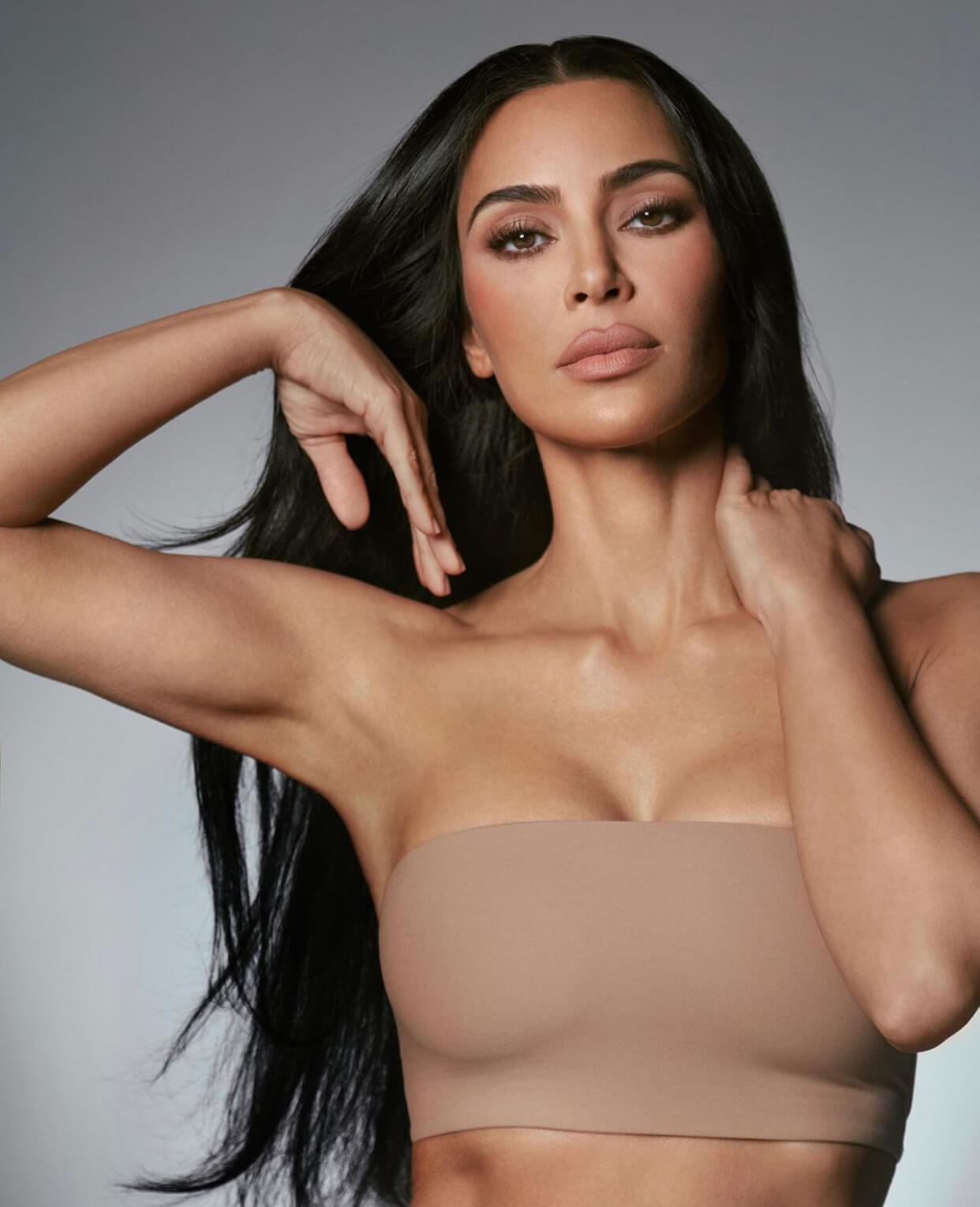 Η Kim Kardashian με nude μακιγιάζ και ελαστικό τοπ