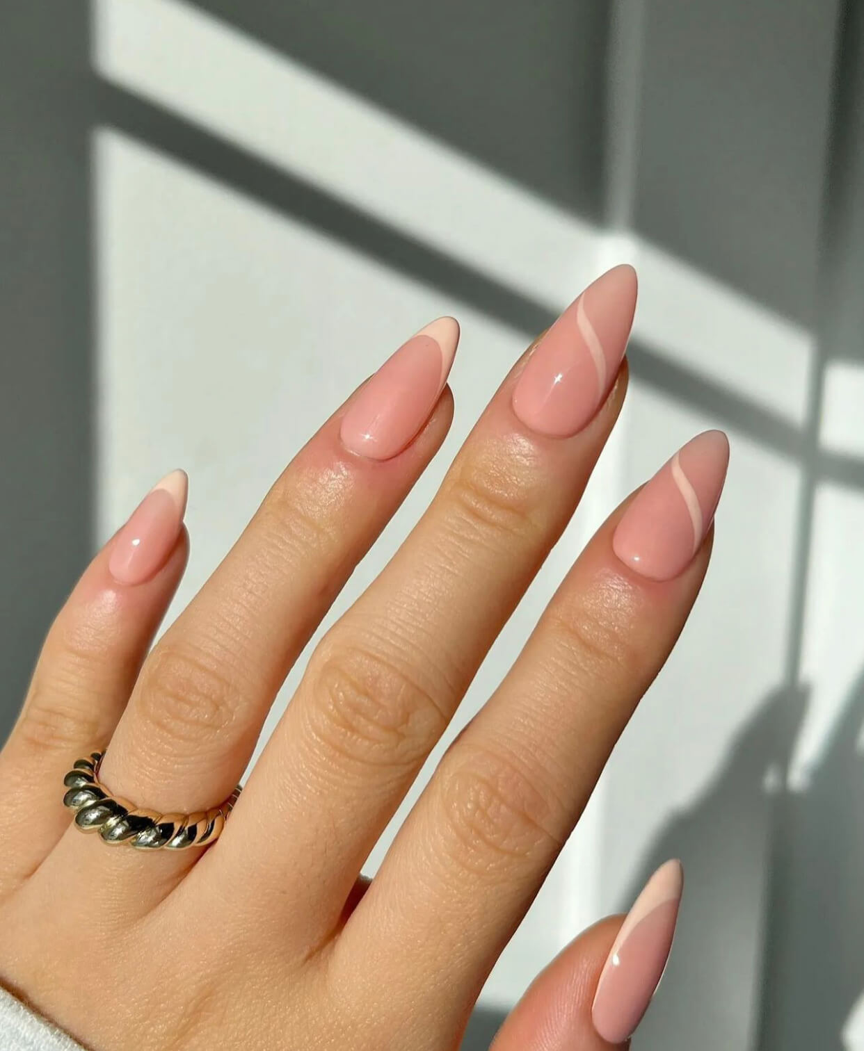 Απαλό ροδακινί μανικιούρ σε nude βάση