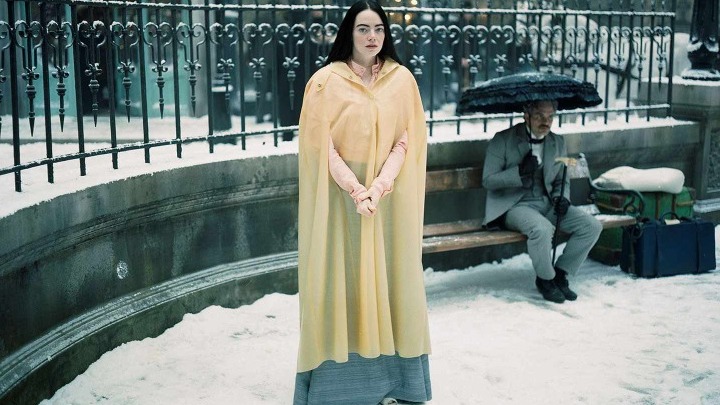 Η Emma Stone σε σκηνή από τα Poor Things