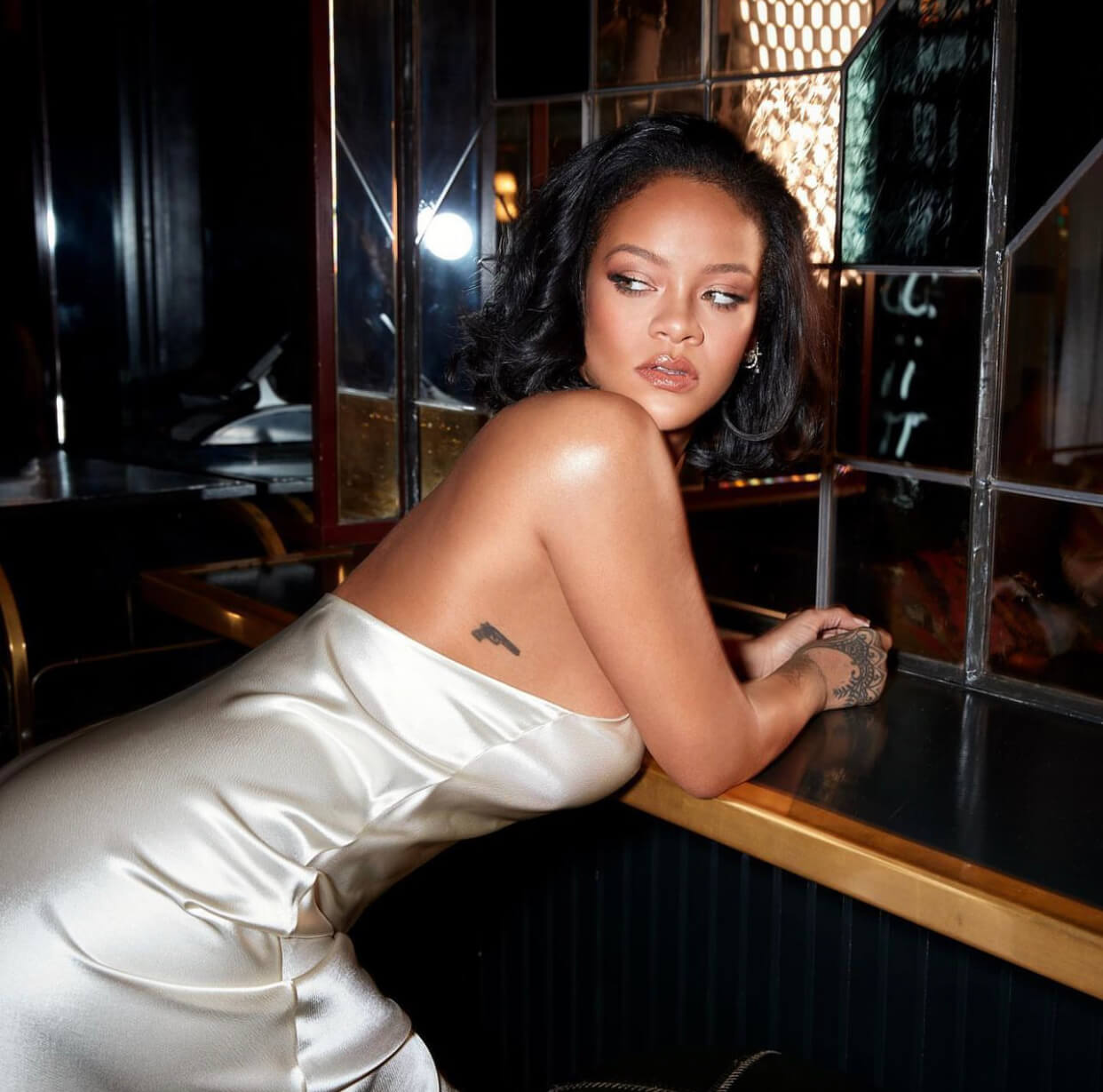 Η Rihanna με σατινέ λευκό φόρεμα