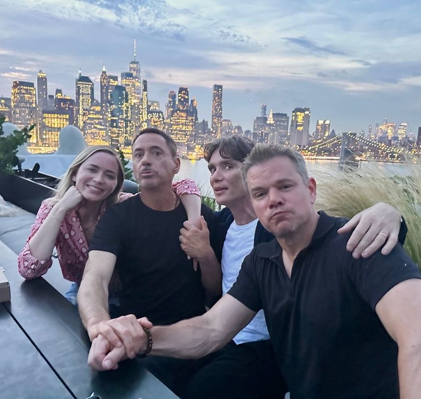 O Robert Downey Jr. με το υπόλοιπο καστ του "Οppenheimer"