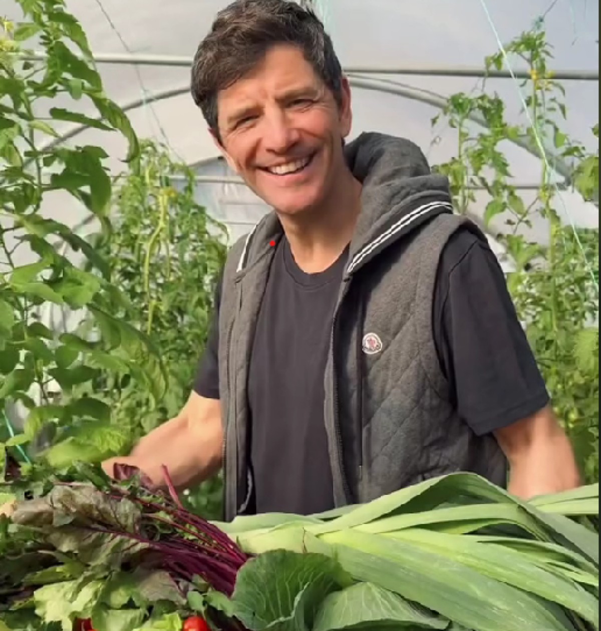 Ο Σάκης Ρουβάς στον κήπο του