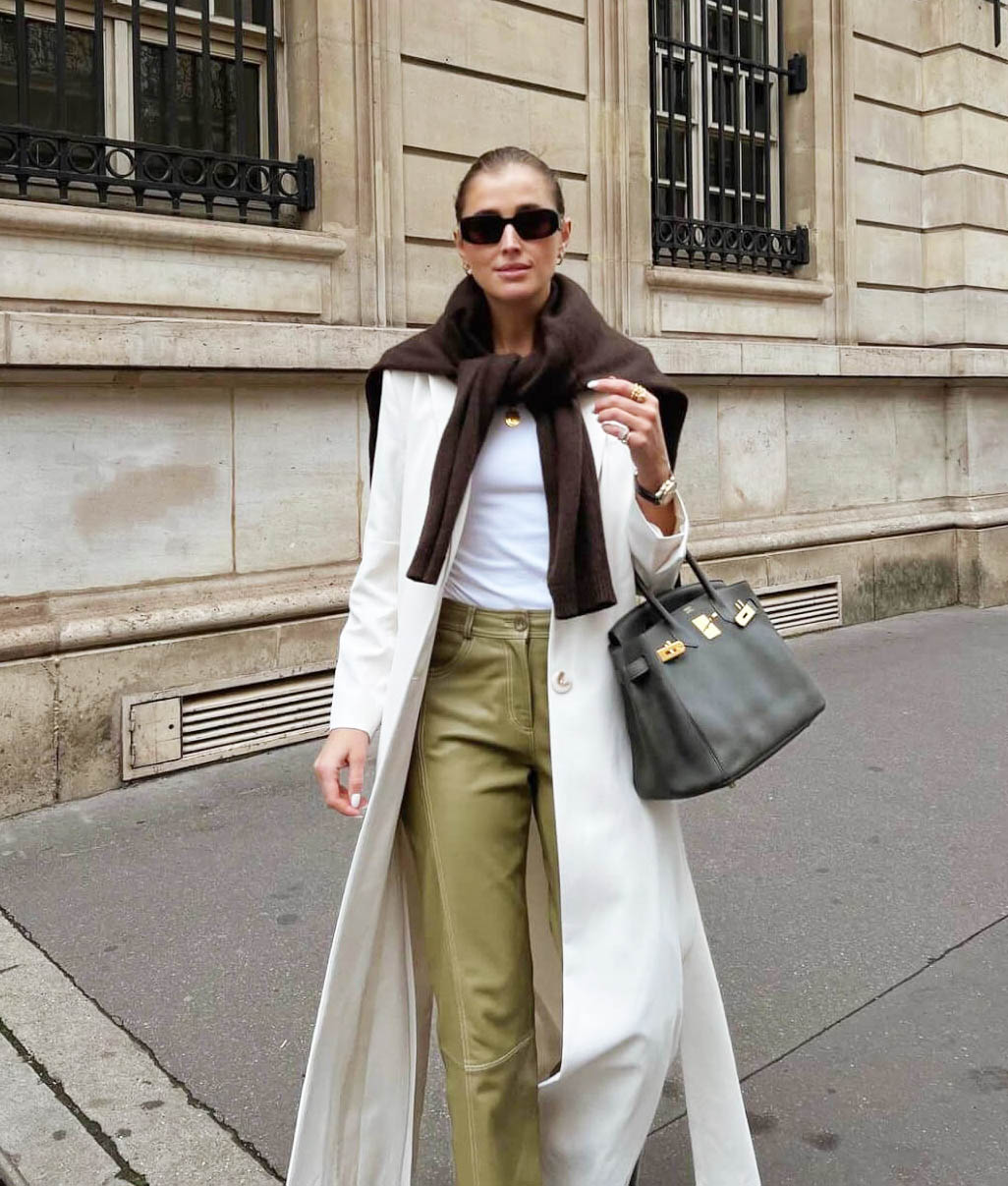Λευκό παλτό με δερμάτινο παντελόνι