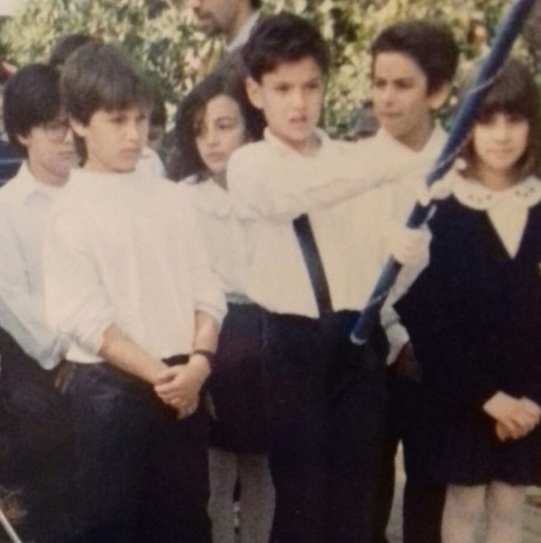 Ο Κώστας Τσουρός σημαιοφόρος στην παρέλαση - Παλιά φωτογραφία