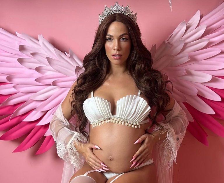 Η Στικούδη Κατερίνα έγκυος με εσώρουχα και φτερά αγγέλου