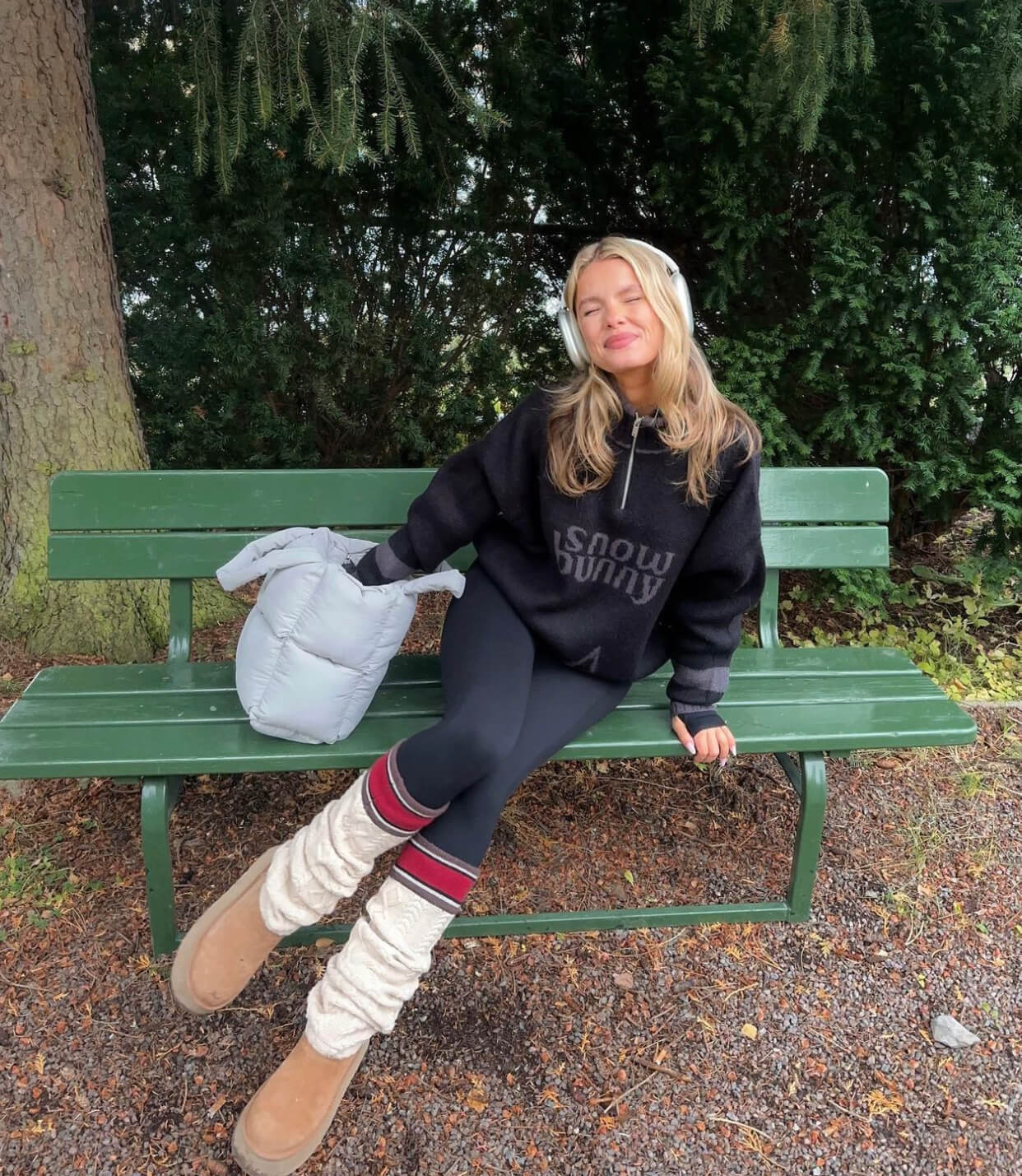 Athleisure σύνολο με Uggs και γκέτες