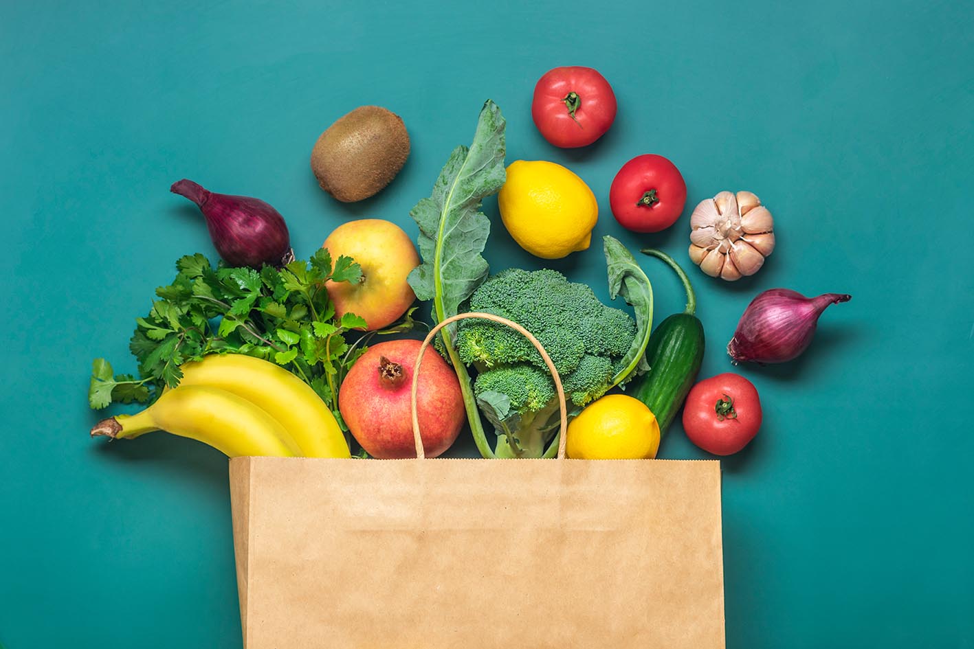 Λαχανικά και φρούτα σε χάρτινη σακούλα