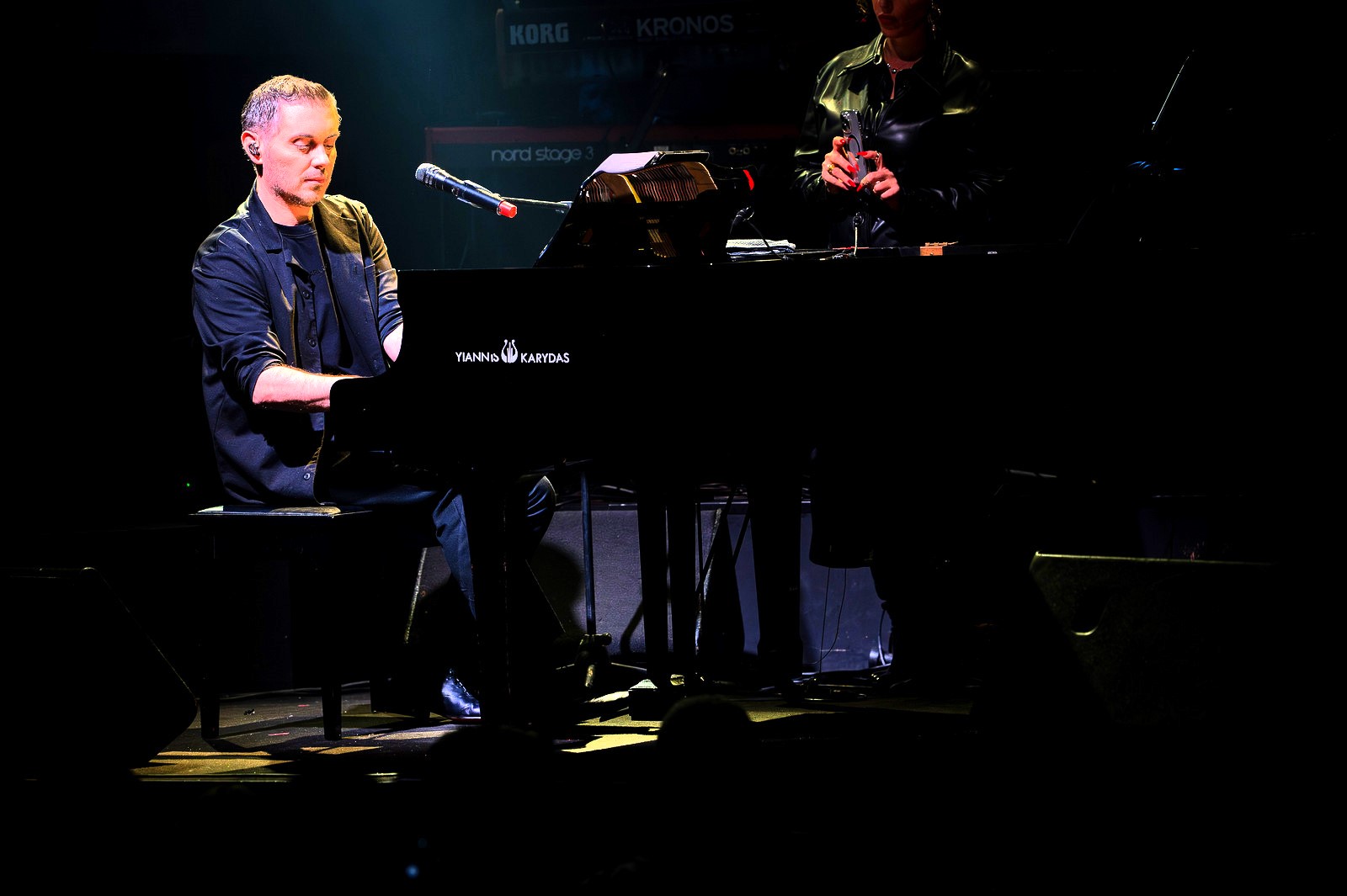 Ο Μιχάλης Χατζηγιάννης στη σκηνή του Vox