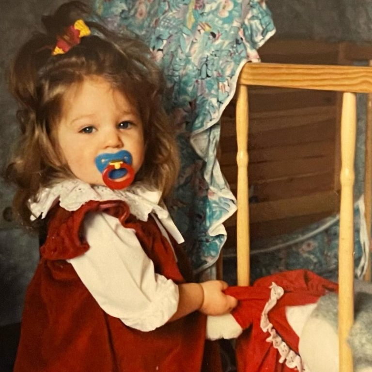 Η τραγουδίστρια Ανδρομάχη σε παιδική φωτογραφία